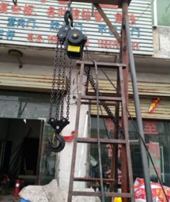 客户用电动倒链吊装彩钢卷