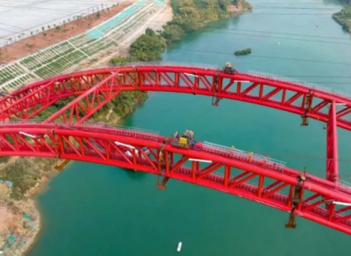 倒链在40米高巴田高速大桥拱肋上吊装桥梁构件