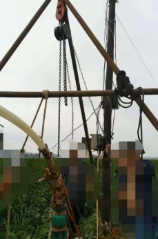 手拉倒链在农村地里吊装水泵的使用方法